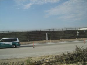 La intención de Estados Unidos por mantenernos fuera de su cultura está a la vista. Es momento de que mostremos diginidad. Muro en la ciudad mexicana de Tijuana.