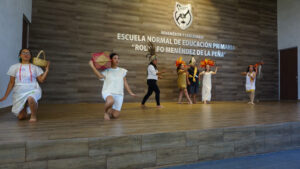 Presentación artística de los alumnos de la Escuela Normal